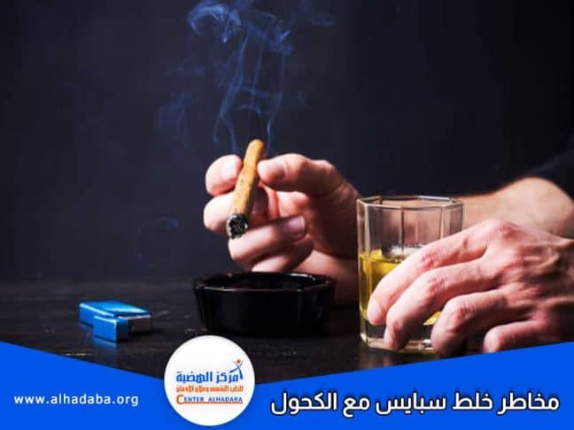 شخص يشرب السبايس مع الكحول ومن هنا نتعرف على مخاطر خلط سبايس مع الكحول